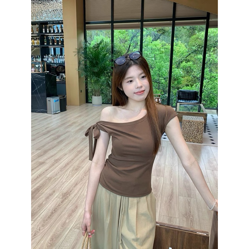 Áo Lệch Vai Minimal – Hot Trend 2025 | BigBuy360 - bigbuy360.vn