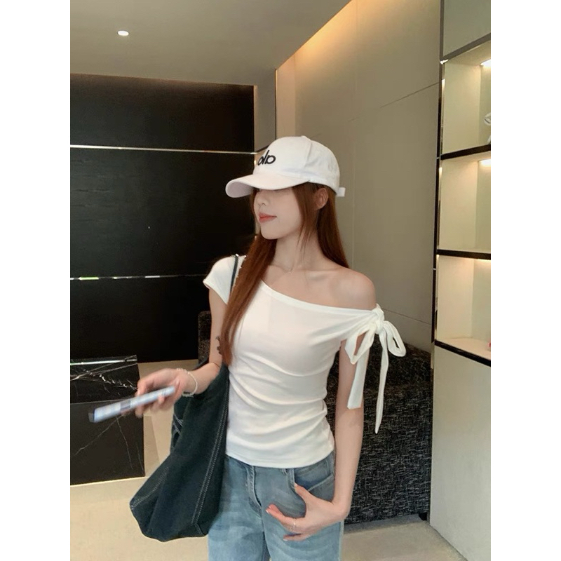 Áo Lệch Vai Minimal – Hot Trend 2025 | BigBuy360 - bigbuy360.vn