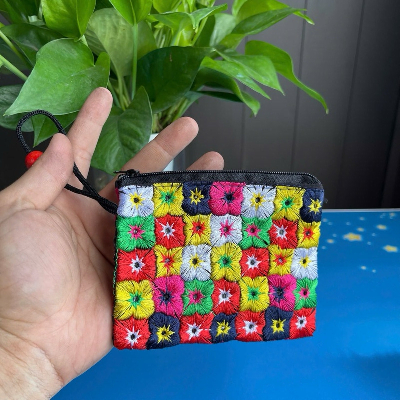 Ví cầm tay một khoá thêu hoa văn