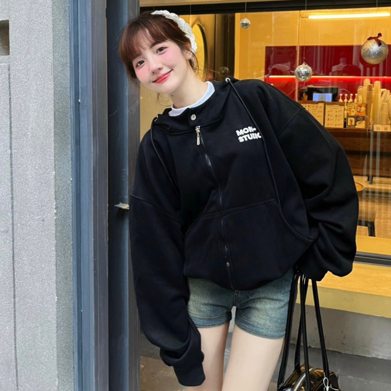 𝙏𝒉𝙖𝒐𝙫𝒊_𝑼𝙡𝒍𝙯𝒂𝙣𝒈86// Áo Khoác Hoodie Zip Boxy Chữ Thêu Lừn Nổi MON STUDIO Form Dáng Rộng, Cổ Có Nút Bấm Chất Nỉ Bong Dày D | BigBuy360 - bigbuy360.vn