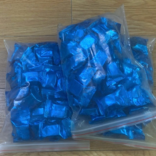 Gói 50 Viên sủi rửa kính ô tô sạch kính lái, kính cửa nhà,nước rủa kính ô tô - 1 viên pha 4 lít, nước xanh nhiều bọt