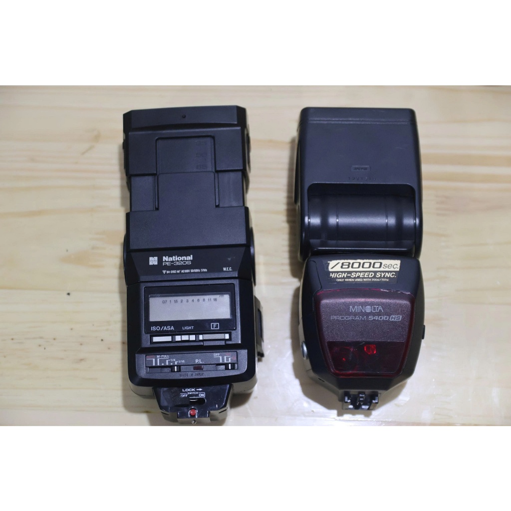 Flash chưa xác nhân hoạt động, chân pin không còn mới - Phụ-kiện