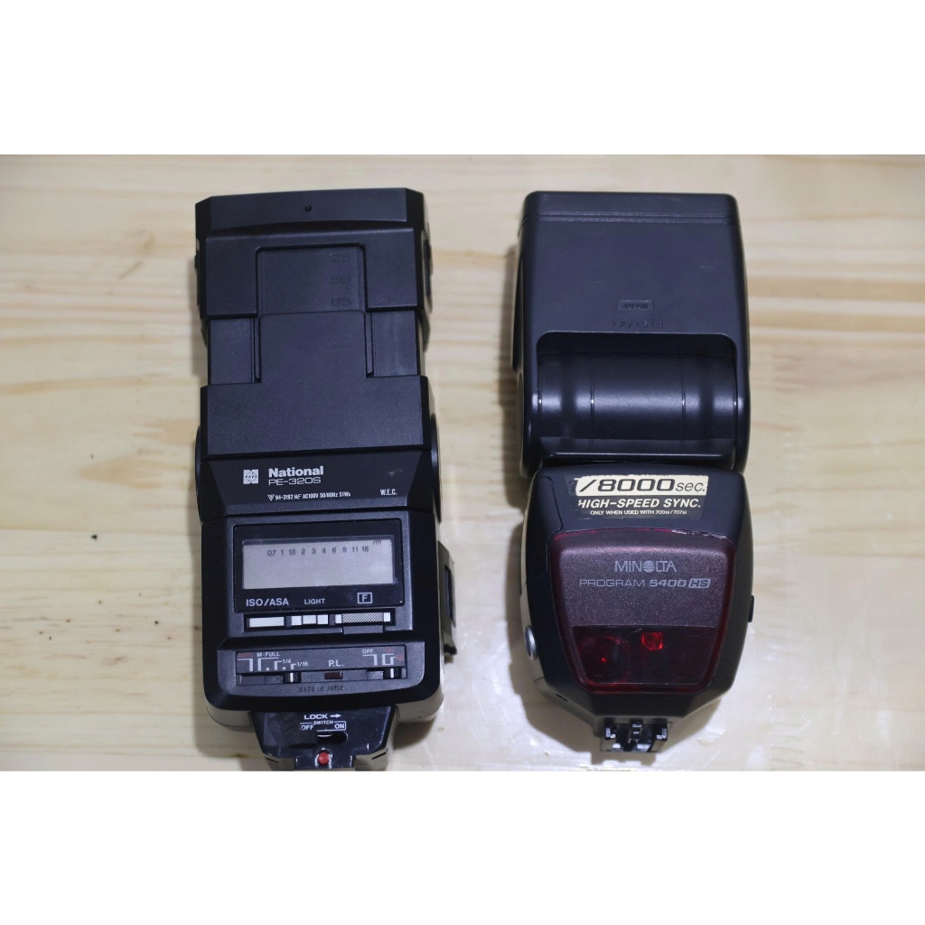 Flash chưa xác nhân hoạt động, chân pin không còn mới - Phụ-kiện