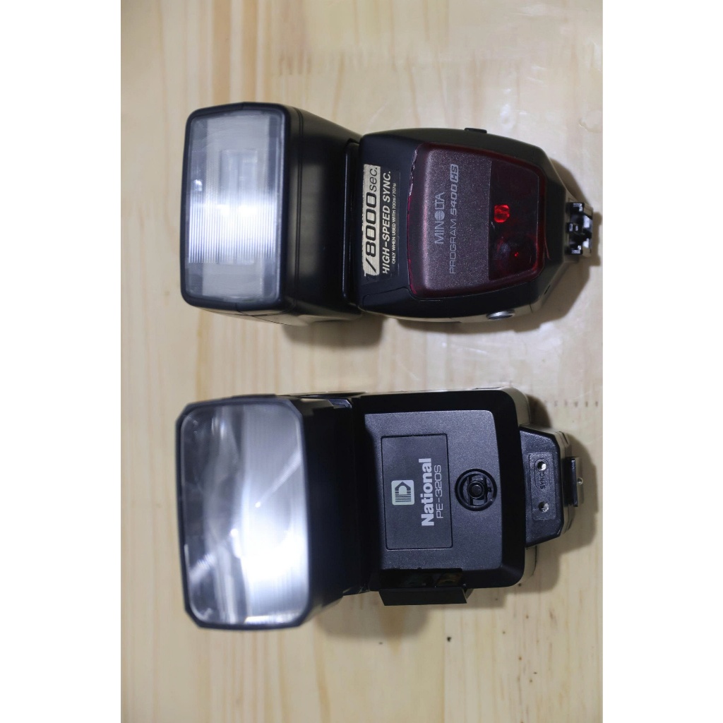 Flash chưa xác nhân hoạt động, chân pin không còn mới - Phụ-kiện