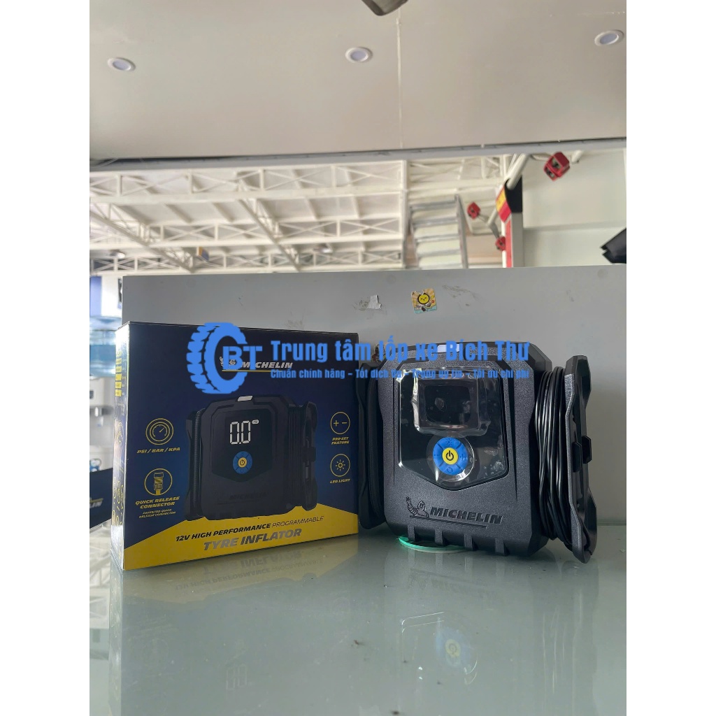 Bơm lốp ô tô Michelin 2566 Cửa Hàng Lốp Bích Thư, Bơm Ô Tô Nhỏ Gọn Tiện Lợi Dễ Sử Dụng