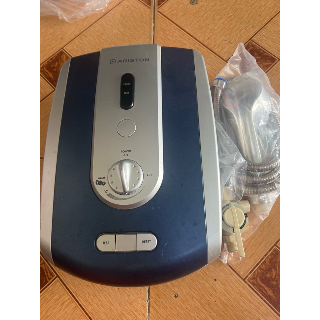 máy nước nóng trực tiếp không bơm trợ lực ariston be 4522e  cũ