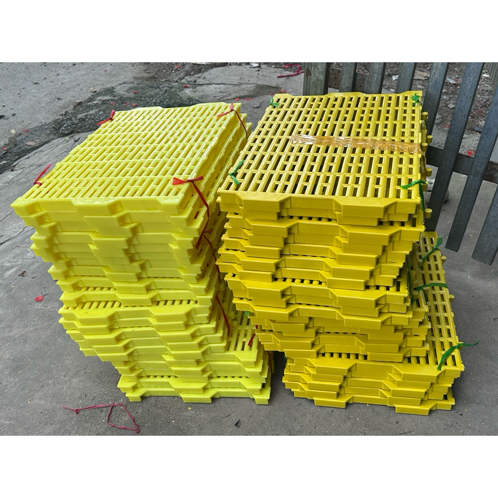 Tấm lót sàn nhựa chuồng chó mèo lợn heo kích thước 40x55 hàng đẹp dày 3cm nặng 1.4kg màu vàng
