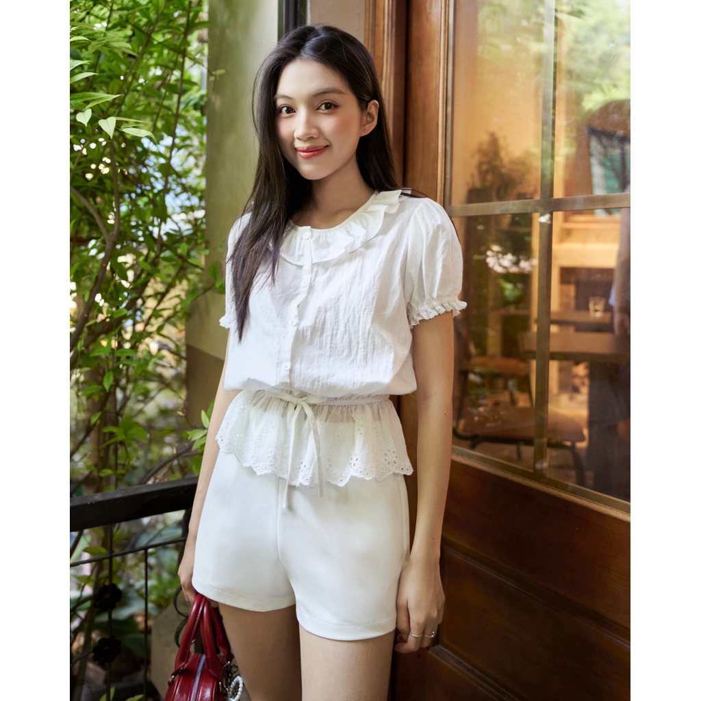 Áo blouse trắng tay bồng cổ tròn bo eo – viền ren vintage – Monstier Oie Oie Blouse (form Hàn dễ mặc