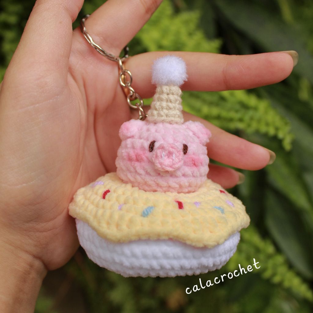 Móc khoá bánh donut kem heo đội mũ sinh nhật bằng len handmade (ảnh thật shop chụp)