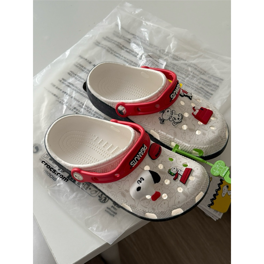 Dép Crocs Classic Clogs x Peanuts bill US