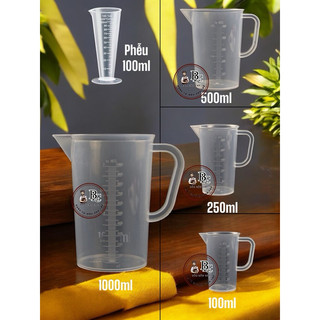 Ca nhựa 250ml có chia vạch định mức và có quai cầm tay siêu tiện lợi trong pha chế