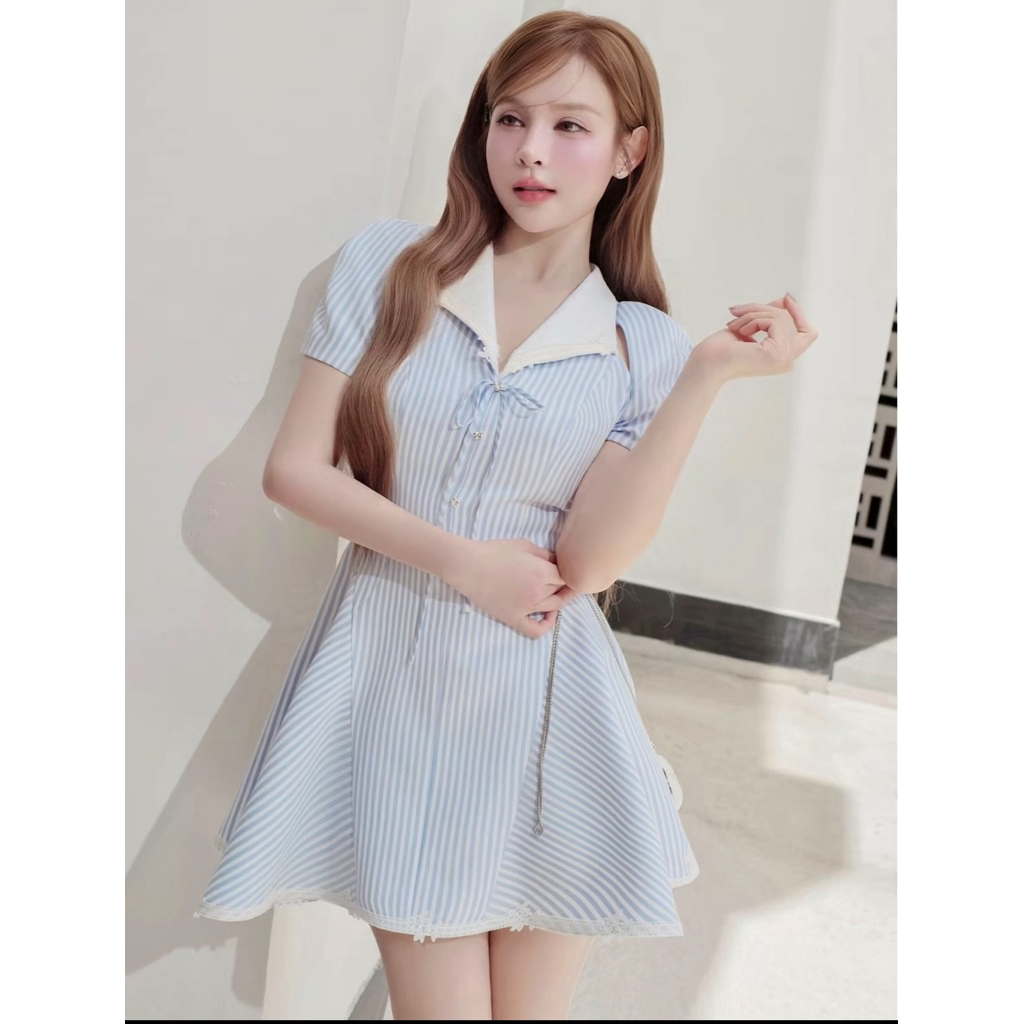 Váy kẻ xanh cổ V khoét vai phối ren gấu-Chất liệu : Thô kẻ xanh trắng-Phom dáng: đầm xoè  ngắn, Cổ bẻ V phối trắng