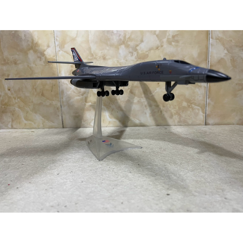 Mô hình Máy bay Rockwell B1 Lancer 1:144