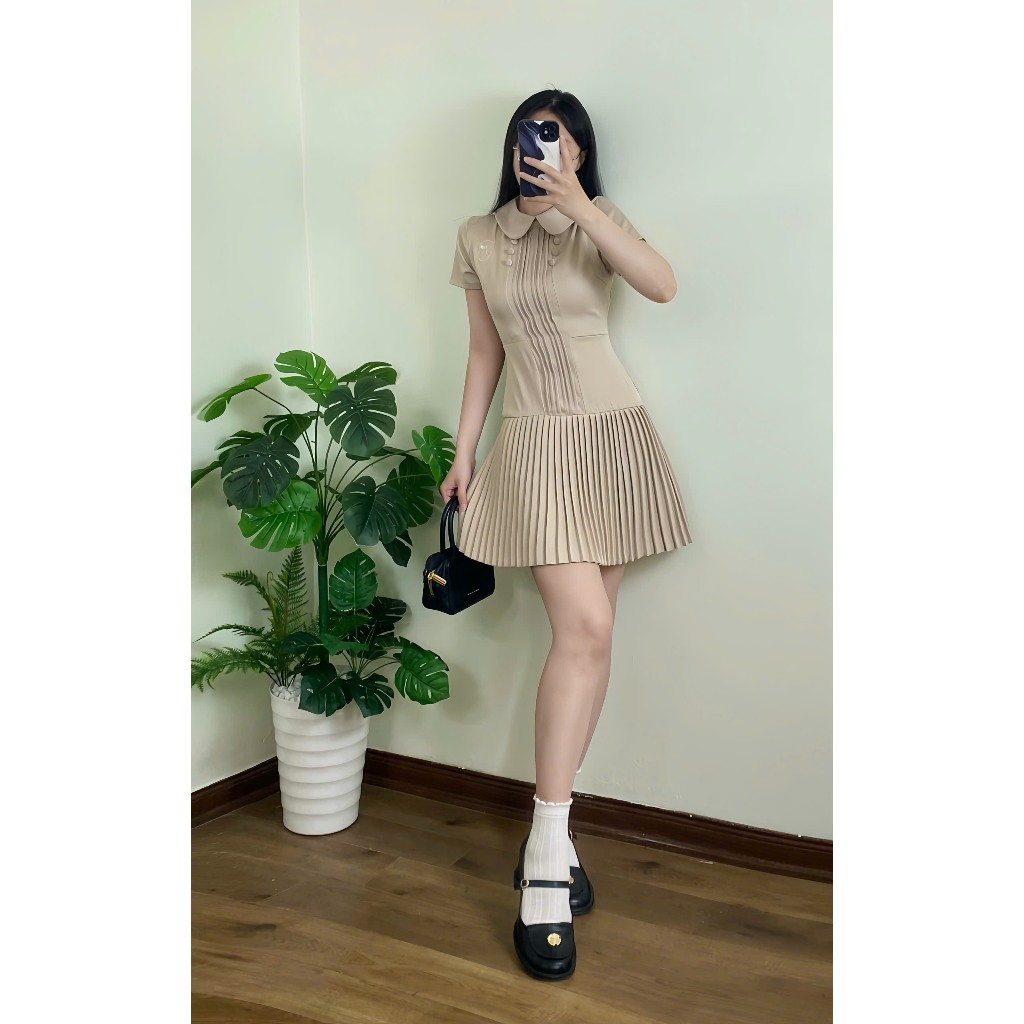 [2 Màu]: Váy Cổ Sen Bẻ Tone Nude Thêu Nơ Dập Ly Ngực Đơm Cúc Bọc Tỉ Mỉ Phối Chân Xòe Xếp Ly Đều Thanh Lịch | BigBuy360 - bigbuy360.vn