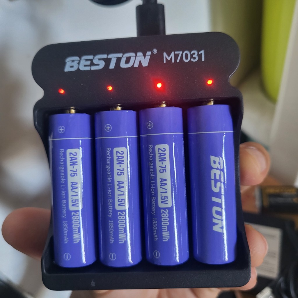 Pin sạc AA 1.5V 2800mWh Beston cao cấp và Bộ sạc pin nhanh, tự ngắt 4 khay (cổng) M7031 Beston 1.5V