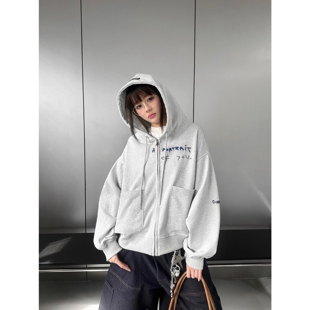 Áo Hoodie Zip Unisex Xám In Chữ CINDER – Áo Khoác Nỉ Có Mũ Form Rộng, Túi Trước Tiện Lợi