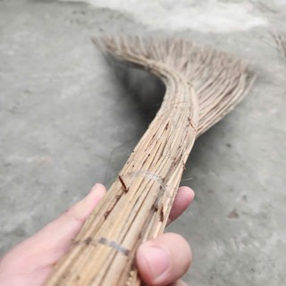 [Một cây] Chổi dừa quét sân – cứng cáp, chắc tay, quét sạch không sót!