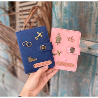 Ví Da Đựng Passport (Bọc Hộ Chiếu) có quai cài CAO CẤP Khắc Tên Theo Yêu Cầu, (chat để chọn màu ví, phù điêu, charm)