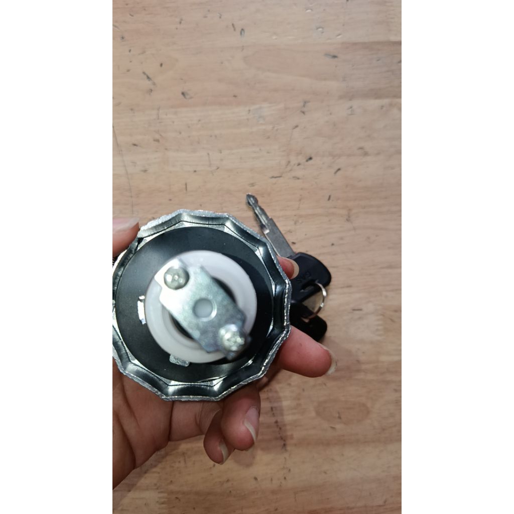 nắp bình dầu ISUZU QKR, QKR 230,QKR 270