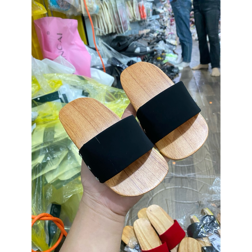 guốc bé quai ngang