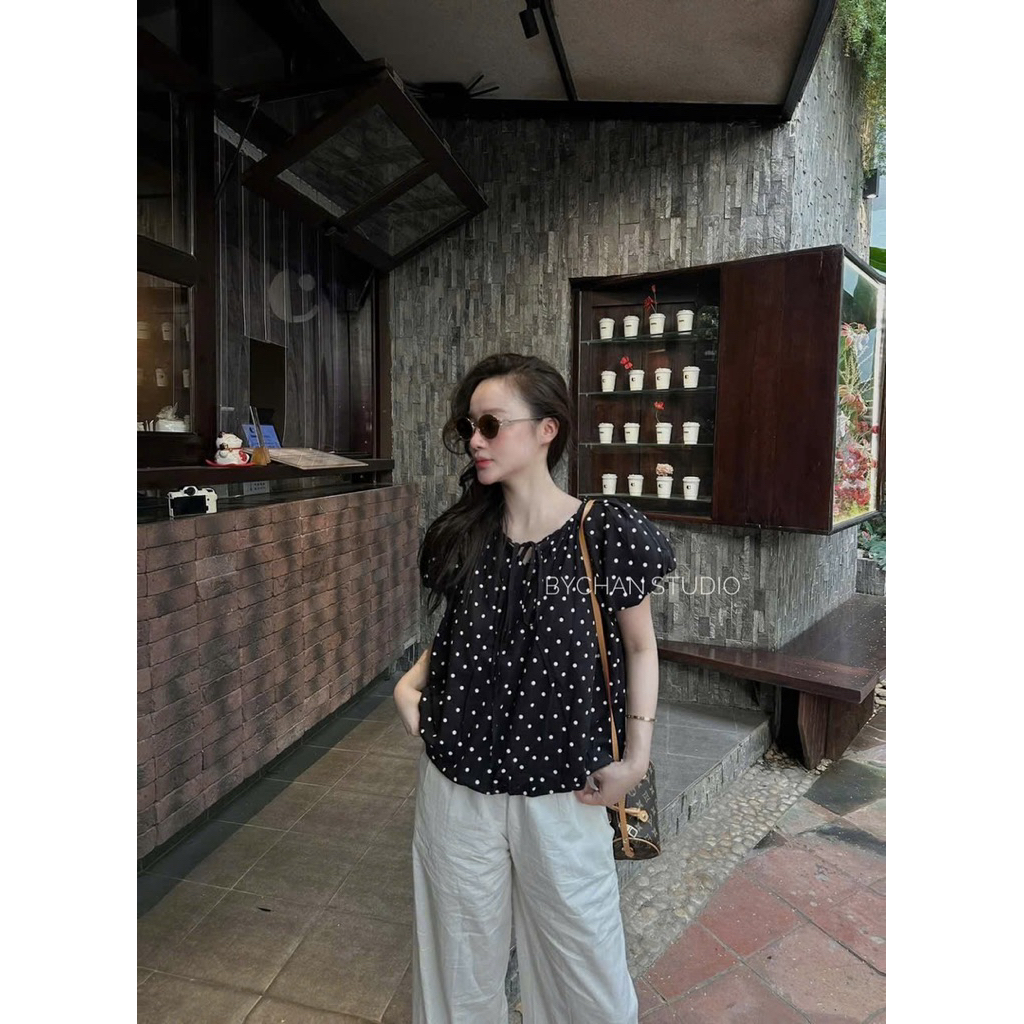 Áo Babydoll Hoạ Tiết Chấm Bi Tay Bồng Thắt Nơ Chất Linen Form Bí “KELLY TOP” Dành Cho Nữ | BigBuy360 - bigbuy360.vn