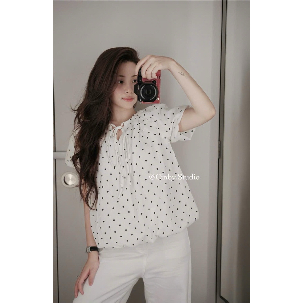 Áo Babydoll Hoạ Tiết Chấm Bi Tay Bồng Thắt Nơ Chất Linen Form Bí “KELLY TOP” Dành Cho Nữ | BigBuy360 - bigbuy360.vn