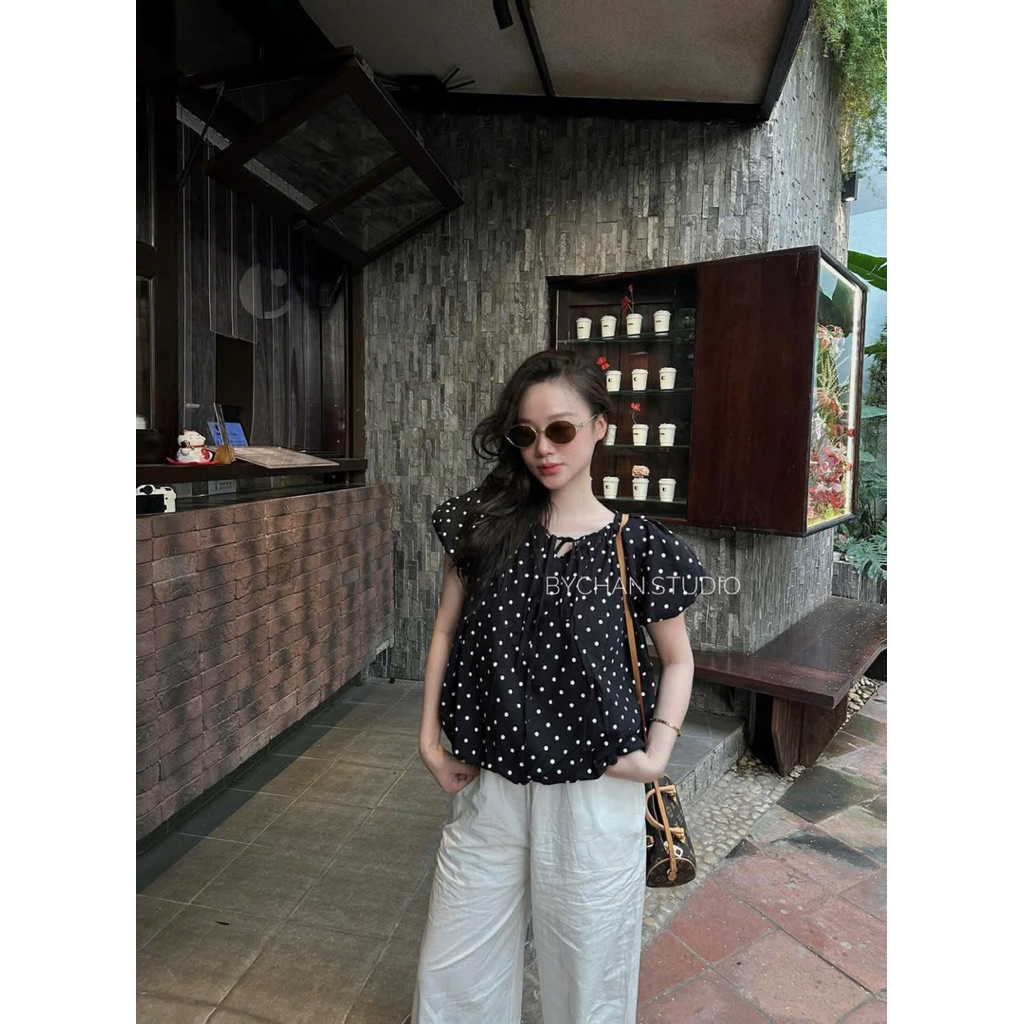 Áo Babydoll Hoạ Tiết Chấm Bi Tay Bồng Thắt Nơ Chất Linen Form Bí “KELLY TOP” Dành Cho Nữ | BigBuy360 - bigbuy360.vn