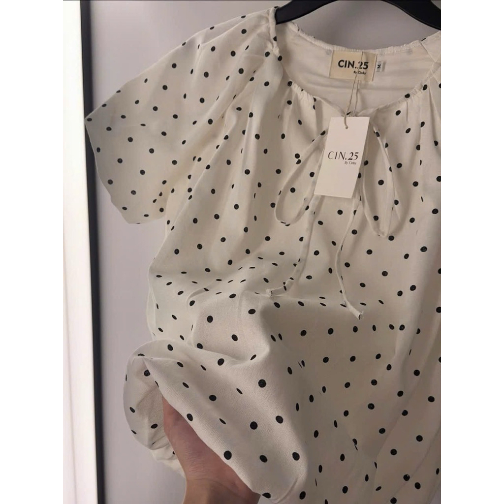 Áo Babydoll Hoạ Tiết Chấm Bi Tay Bồng Thắt Nơ Chất Linen Form Bí “KELLY TOP” Dành Cho Nữ | BigBuy360 - bigbuy360.vn