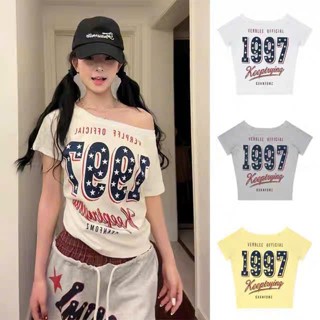 [GENZSHOP] ÁO THUN NỮ LỆCH VAI IN 1997 TRENDING 2025 CÓ SIZE <68KG