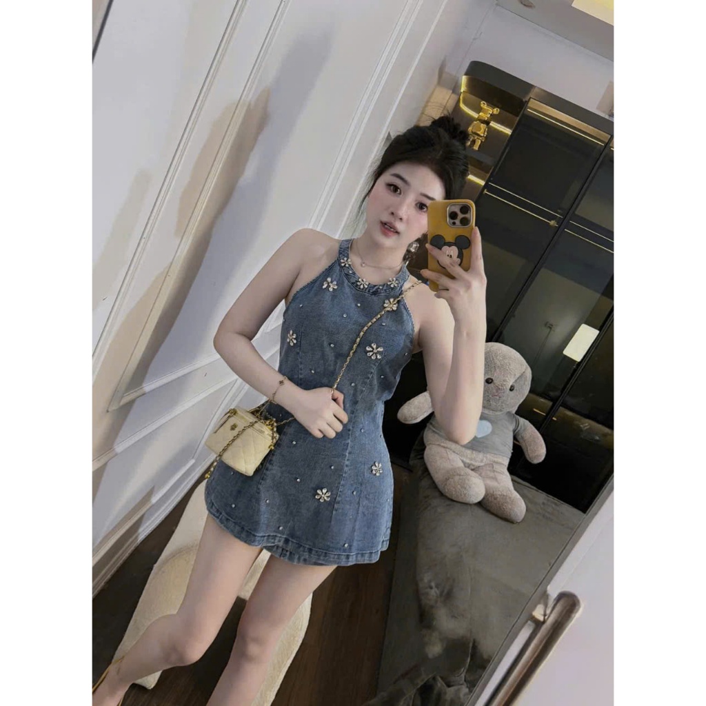 DAY CHIC - Đầm váy nữ dáng ngắn cổ yếm chiết eo nhẹ form chữ A đính hoa, phong cách dịu dàng