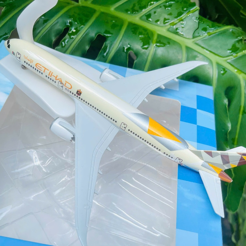 Mô hình máy bay Etihad Airways Boeing 787-8 Dreamliner tỉ lệ 1:400 20cm có bánh trưng bày đẹp