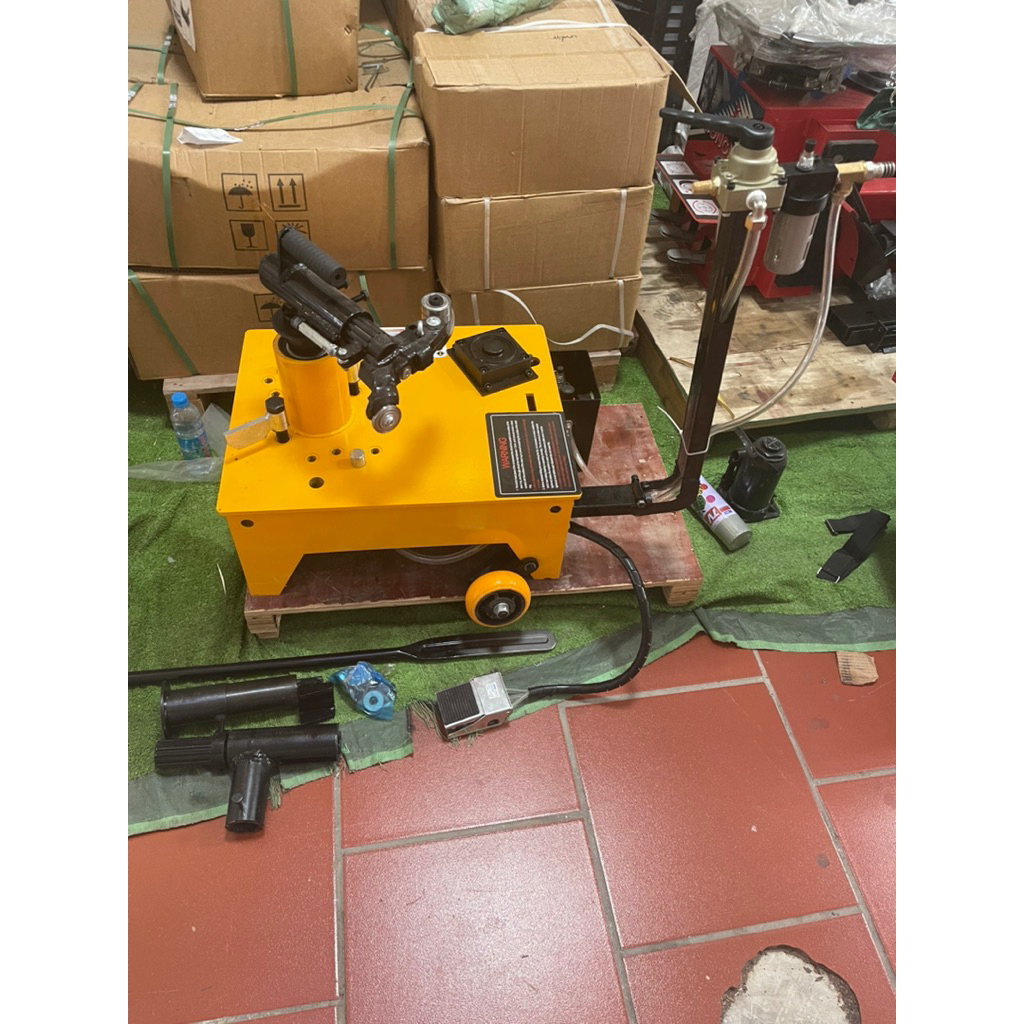 máy ra vỏ không săm ,máy ra vào lốp không săm xe tải.