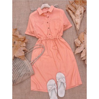 Đầm suông nữ cổ sơ mi cúc gỗ 2 túi ngực, thắt eo nhẹ – Vải Linen mềm mát – Form suông dễ mặc, không kén dáng