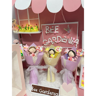  Bó hoa đất sét chibi cô giáo dễ thương kèm 1 bé gấu và bảng tên – Quà tặng 20 11 lễ tri ân. Tặng kèm túi hộp xách tay 