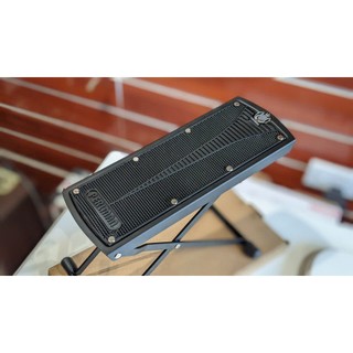 Đế ghế gác chân chơi đàn guitar perlman