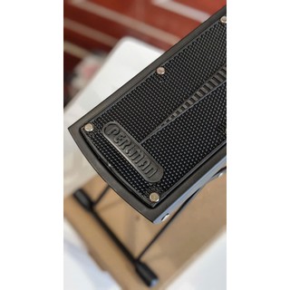 Đế ghế gác chân chơi đàn guitar perlman