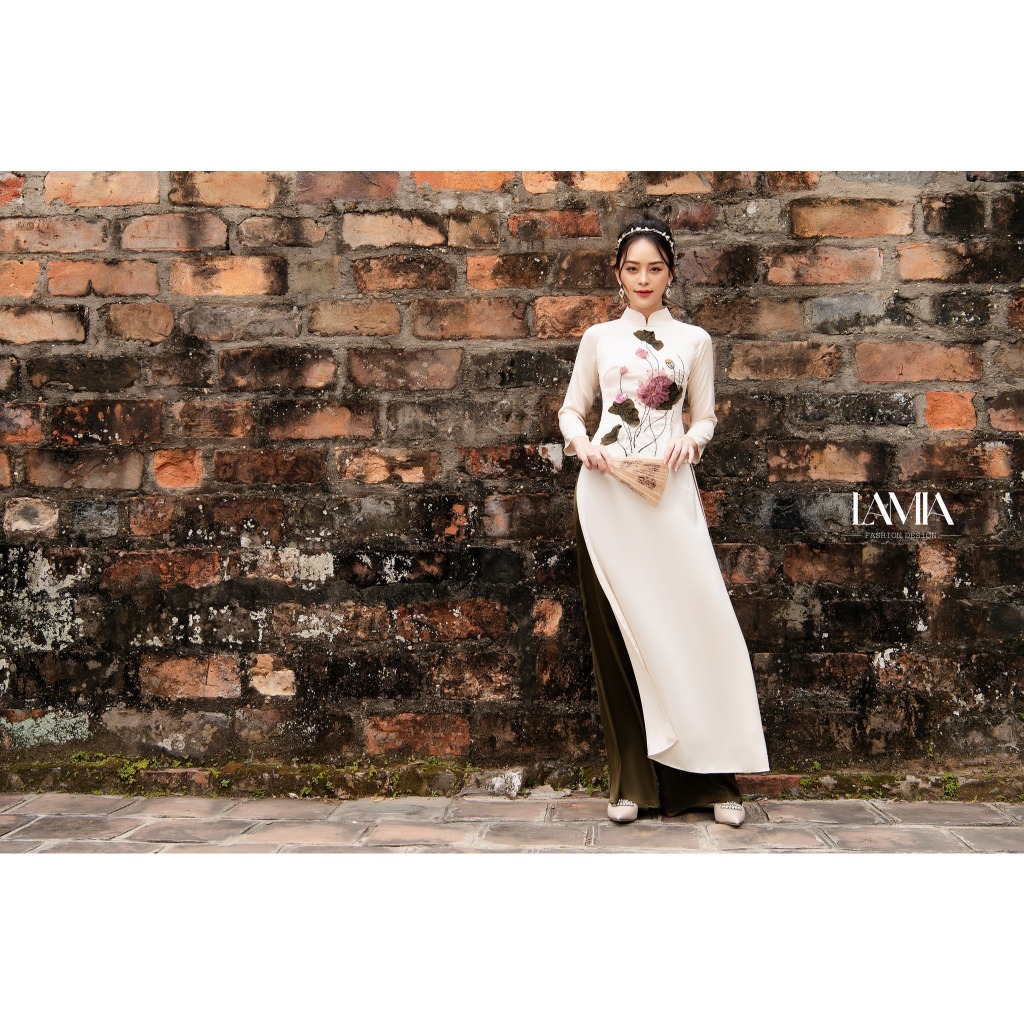 Áo dài truyền thống Lamia Design AD104 thêu đính họa tiết sen cách điệu tinh tế