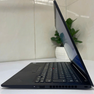 Lenovo ThinkPad X1 Carbon Gen 7 là chiếc ultrabook cao cấp, siêu mỏng nhẹ, bền bỉ và mạnh mẽ.