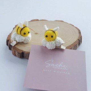Sachi Handmade • Kẹp mái hoa len móc đính bé ong - Handmade by Sachi