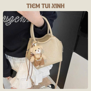 Túi xách cầm tay đeo chéo kèm charm gấu xinh, phù hợp đi chơi - T51