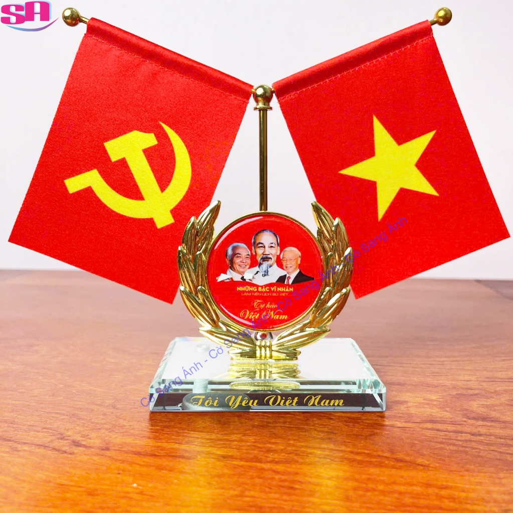 Bộ cờ taplo ô tô Việt Nam gắn chữ 'Tôi yêu Việt Nam' và hình 3 Bác