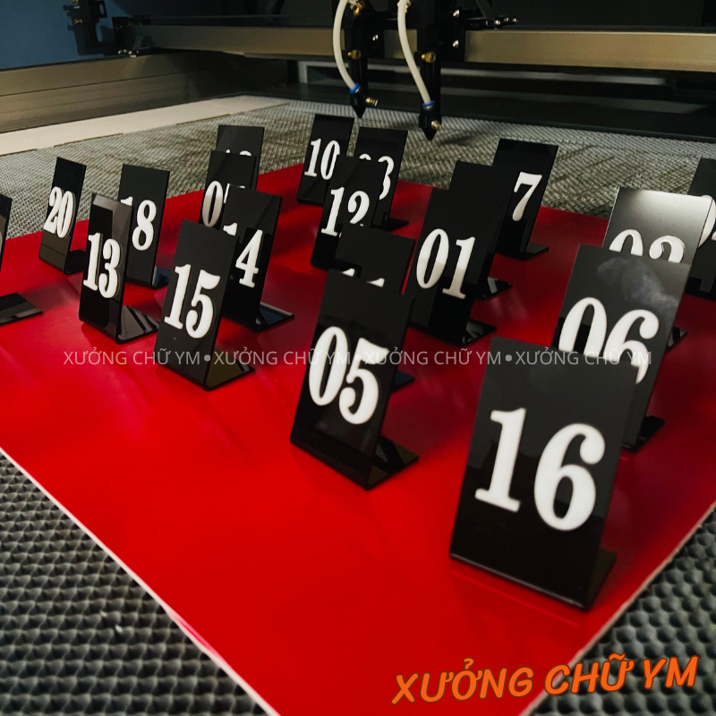 Thẻ Số Thứ Tự Mica Chữ L – Để Bàn Sự Kiện, Lễ Tân, Showroom, Spa