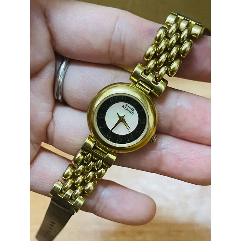 Đồng hồ Anne Klein hiệu Mỹ dây thép phối dây da siêu độc lạ.