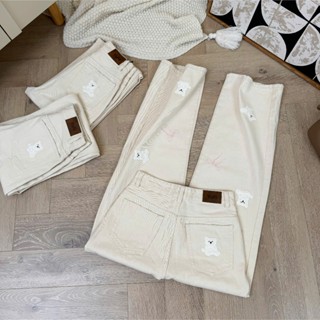 YURI JEANS - QUẦN JEANS ỐNG SUÔNG THÊU GẤU TRẦN BÔNG