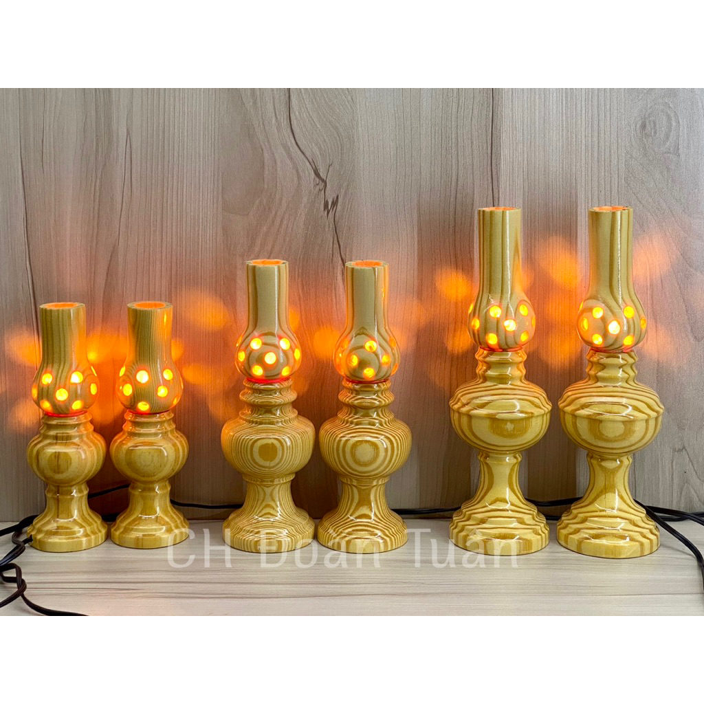 Một cặp đèn trang trí bàn thờ gỗ thông - Đèn bàn thờ gỗ thông kiểu đèn dầu truyền thống
