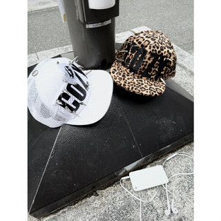 NÓN COZY SPIKED SNAPBACK