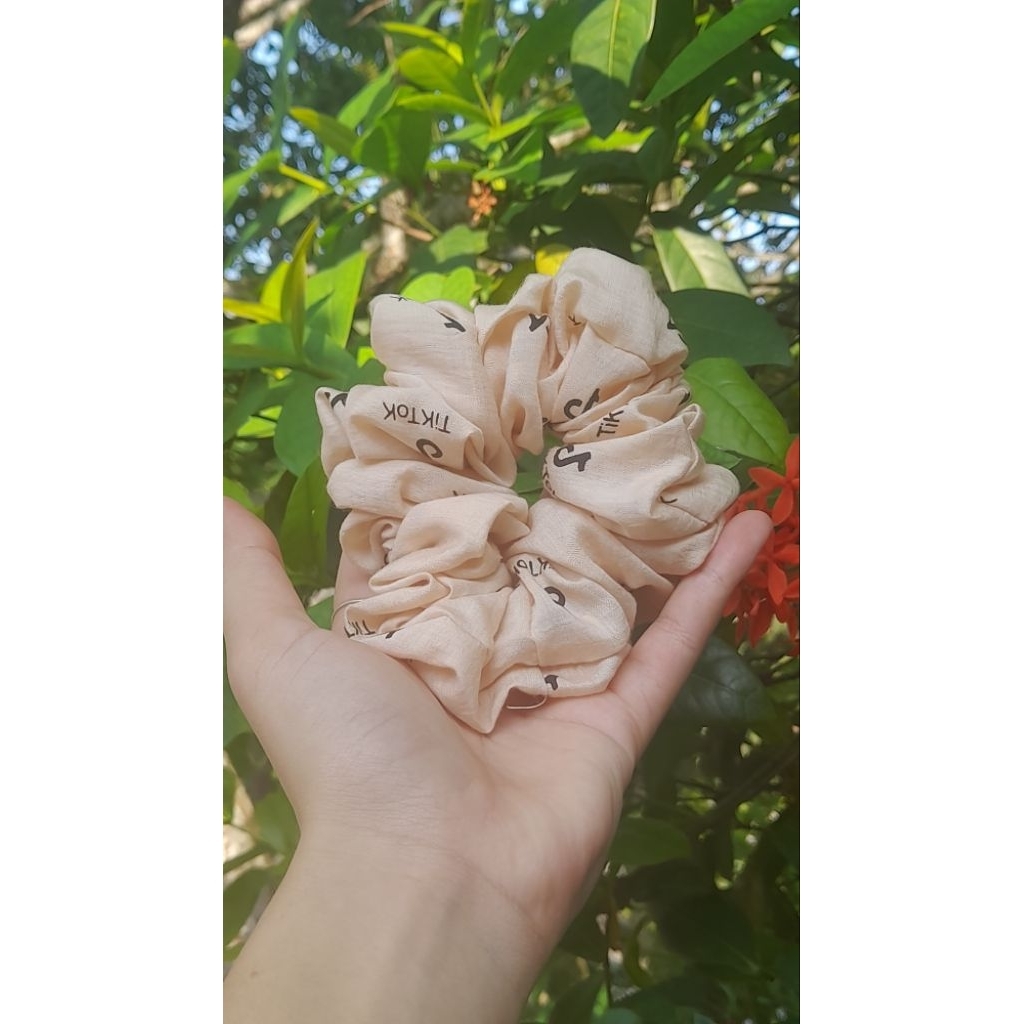 Scrunchies dây cột tóc màu vàng in logo Tiktok