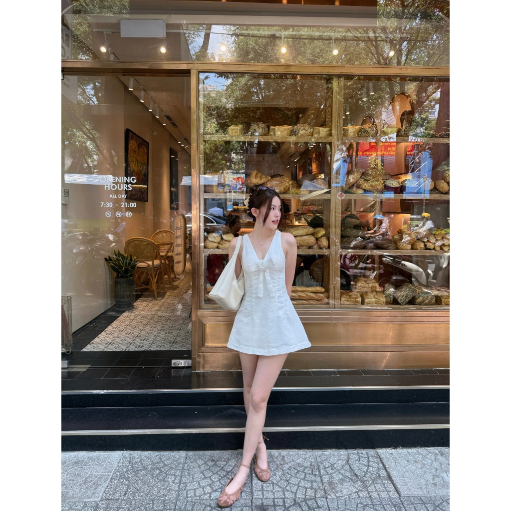 Đầm Cổ V Dáng Chữ A Ngắn Hai Dây Bản To Đính Hoa - DERRA DRESS - GOÛT DE JUN