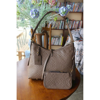 Túi cs tặng gấu và ví da mền đứng  fom có kéo khoá miệng