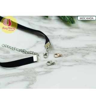 Móc kim loại dùng là dây chocker